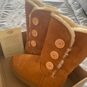 Size 8 Ugg’s worn once for few hours